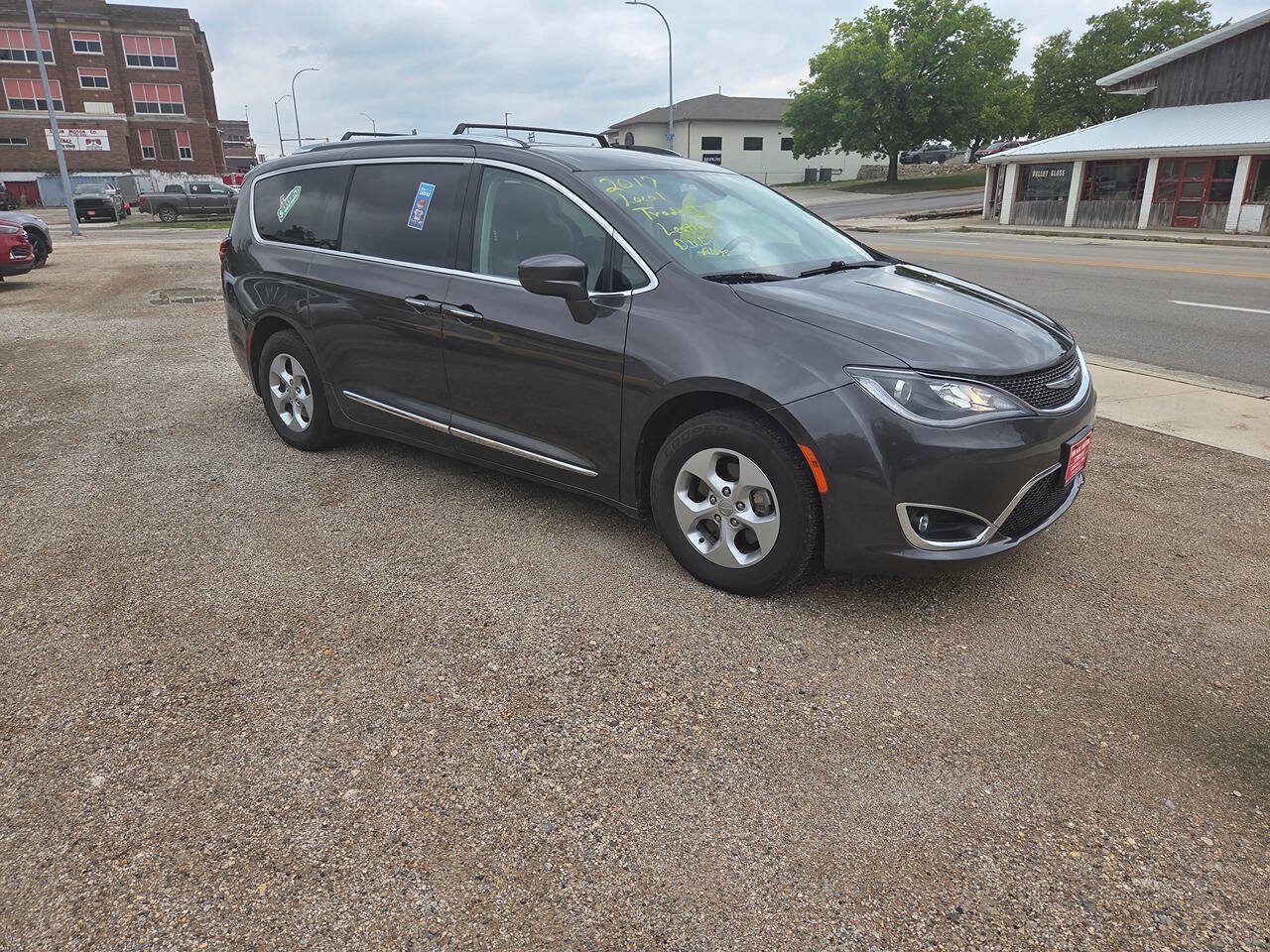 Used 2017 Chrysler Pacifica Touring-L Plus FWD image 3