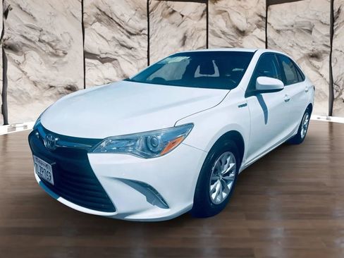 Used 2015 Toyota Camry LE image 1