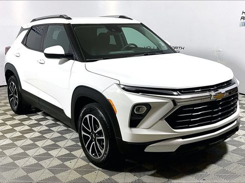 Used 2025 Chevrolet TrailBlazer LT FWD image 3