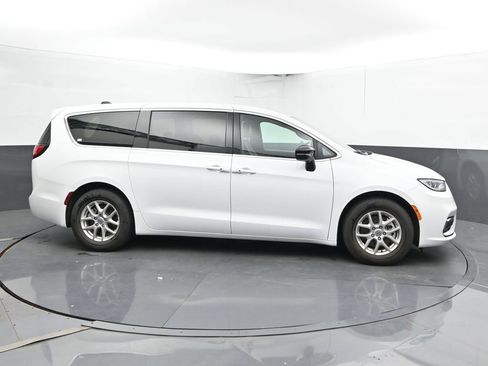 Used 2025 Chrysler Pacifica Select FWD image 4