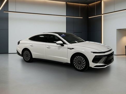 Certified 2025 Hyundai Sonata Limited FWD image 9