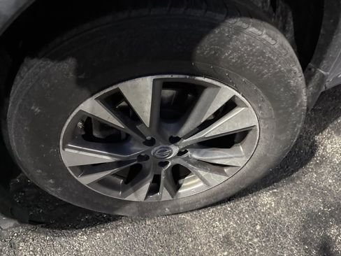 Used 2015 Nissan Murano S image 2