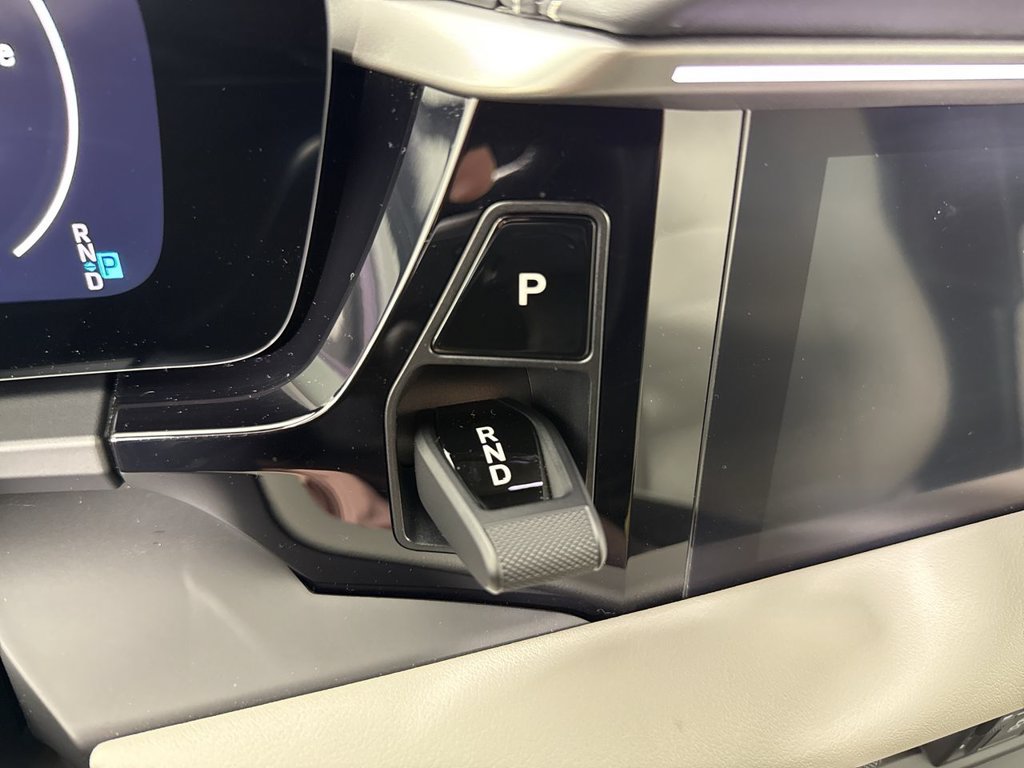 Certified 2025 Porsche Macan Electric RWD image 34