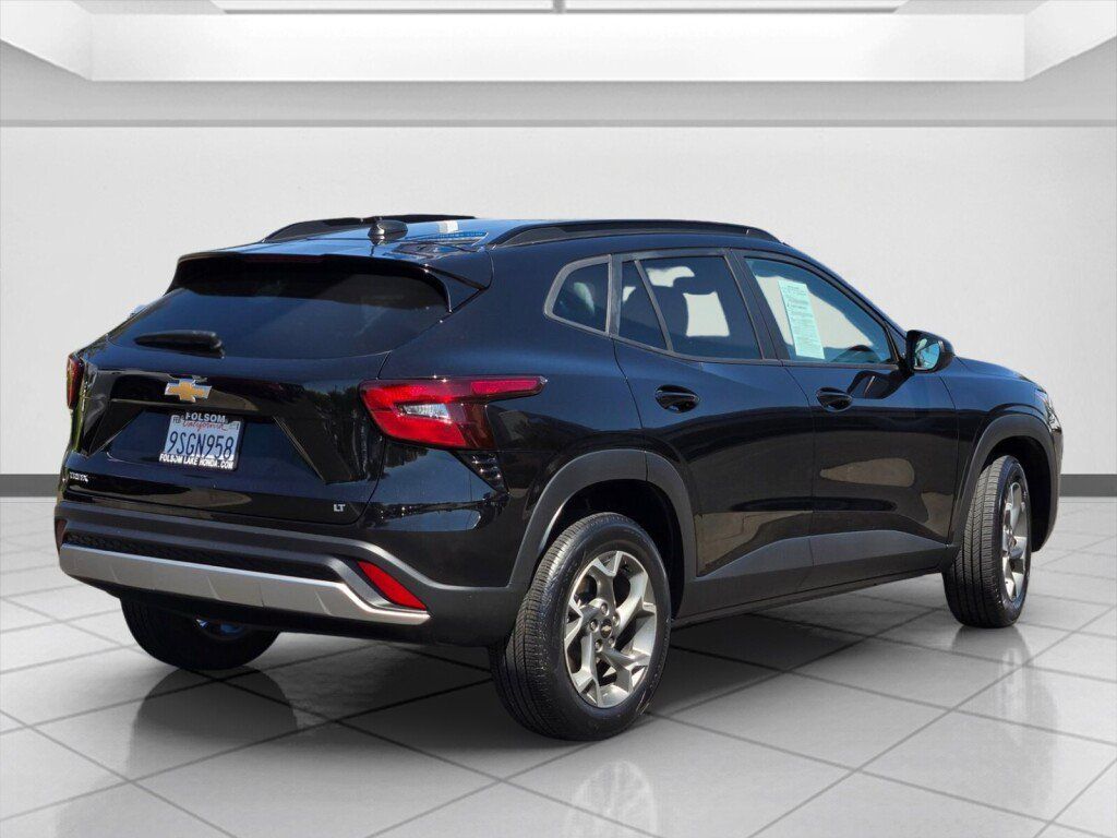 Used 2025 Chevrolet Trax LT FWD image 5