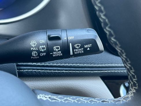 Used 2024 Chrysler Pacifica Limited FWD image 33