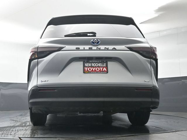 Used 2025 Toyota Sienna XLE FWD image 37