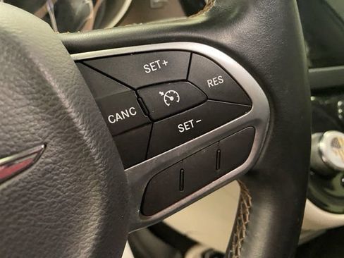 Used 2017 Chrysler Pacifica Touring-L FWD image 31