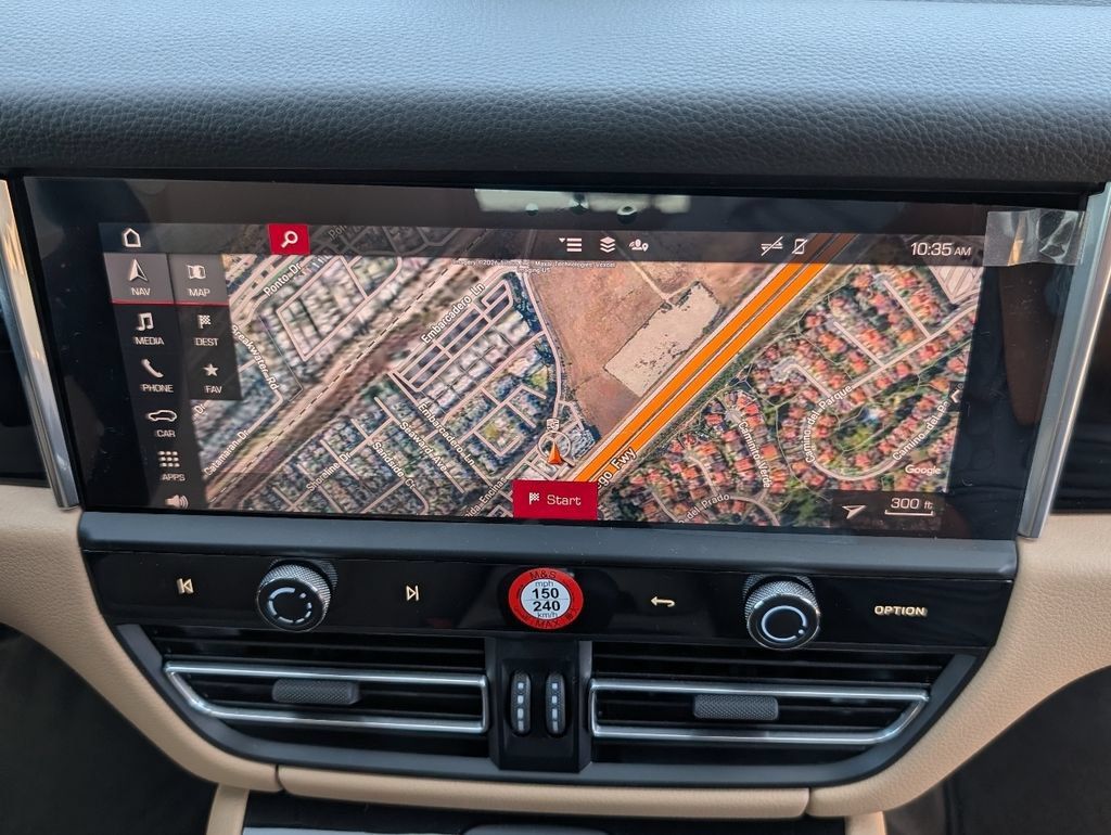 Certified 2025 Porsche Macan AWD/4WD image 14