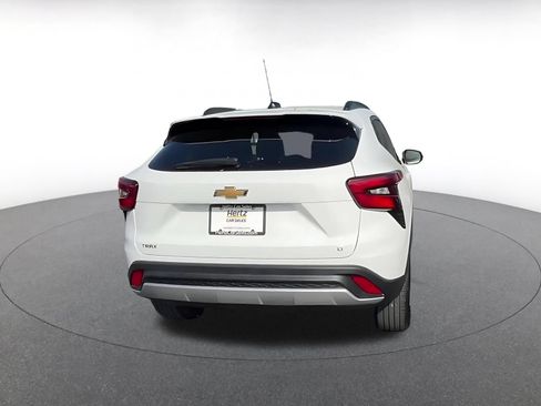 Used 2025 Chevrolet Trax LT w/ LT Convenience Package FWD image 12