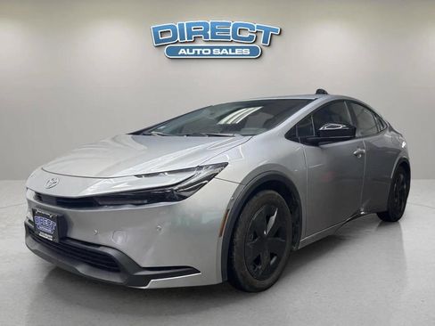 Used 2025 Toyota Prius LE FWD image 3