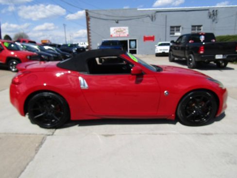 Used 2010 Nissan 370Z Roadster RWD image 4