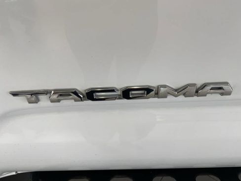 Used 2018 Toyota Tacoma TRD Off-Road w/ Technology Package AWD/4WD image 11