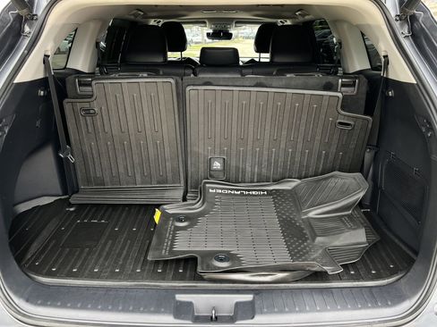 Used 2020 Toyota Highlander XLE image 28