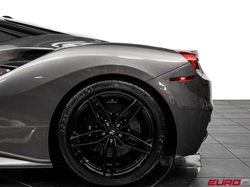 Used 2018 Ferrari 488 GTB RWD image 19