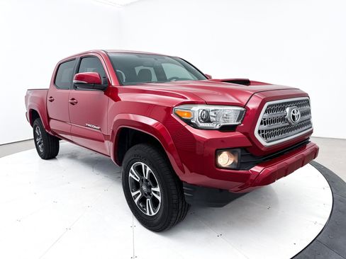 Used 2017 Toyota Tacoma TRD Sport image 10