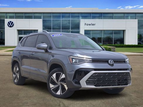 Used 2025 Volkswagen Taos SE AWD/4WD image 1