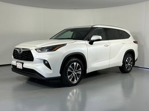 Used 2021 Toyota Highlander XLE AWD/4WD image 3