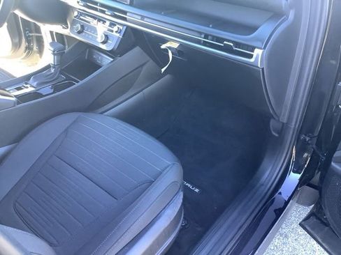 Used 2025 Hyundai Santa Cruz SE AWD/4WD image 24