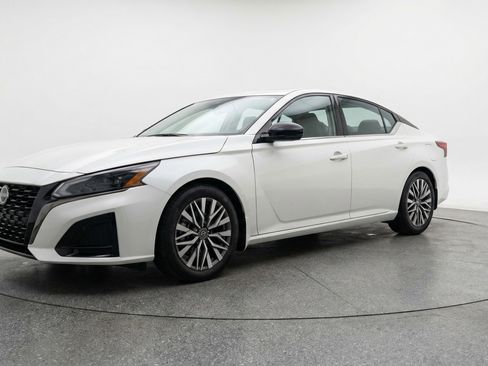Used 2025 Nissan Altima 2.5 SV FWD image 3