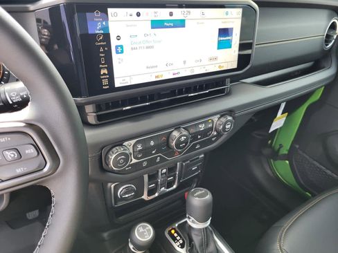 New 2025 Jeep Gladiator Sport image 18