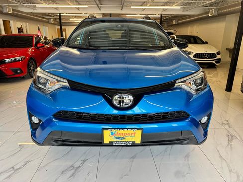 Used 2018 Toyota RAV4 SE AWD/4WD image 2