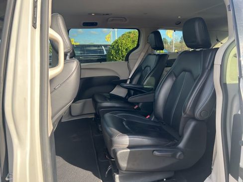 Used 2021 Chrysler Pacifica Touring-L image 28