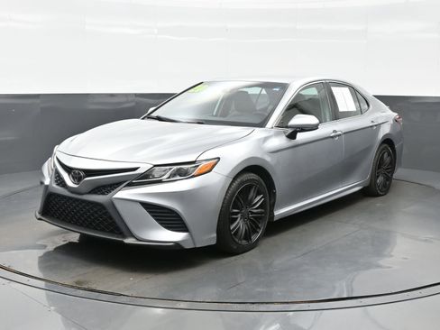 Used 2020 Toyota Camry SE FWD image 2