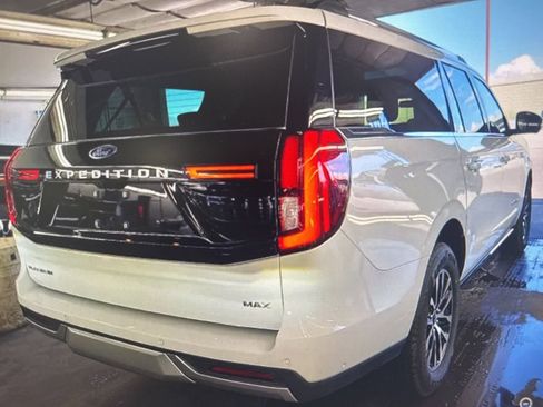 Used 2025 Ford Expedition Max Platinum AWD/4WD image 3