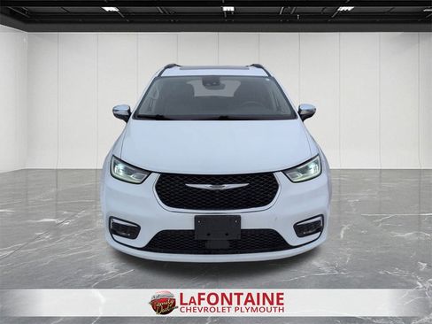 Used 2023 Chrysler Pacifica Limited image 3