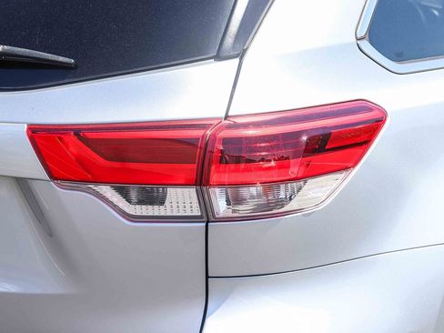 Used 2017 Toyota Highlander LE w/ Carpet Mat Package FWD image 8