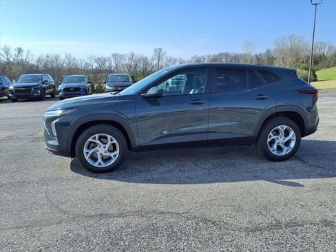 Used 2025 Chevrolet Trax LS w/ LS Convenience Package FWD image 28