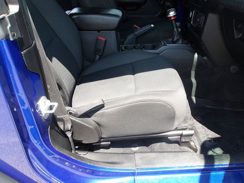 Used 2019 Jeep Wrangler Sport AWD/4WD image 9