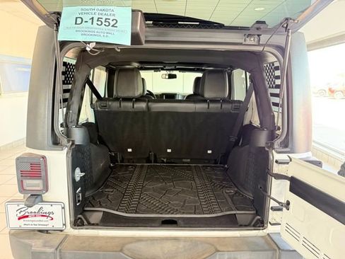 Used 2018 Jeep Wrangler Unlimited Rubicon w/ Connectivity Group image 8