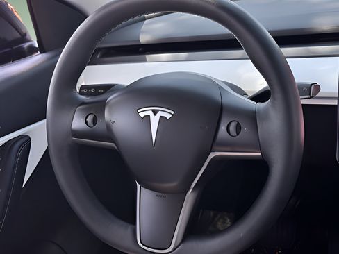 Used 2022 Tesla Model Y Long Range AWD/4WD image 12