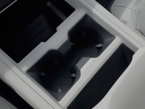 New 2026 Land Rover Defender 130 X-Dynamic SE image 25