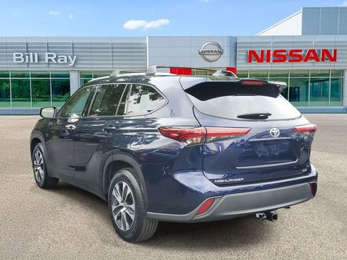Used 2022 Toyota Highlander XLE FWD image 3