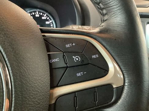 Used 2017 Jeep Renegade Latitude AWD/4WD image 25