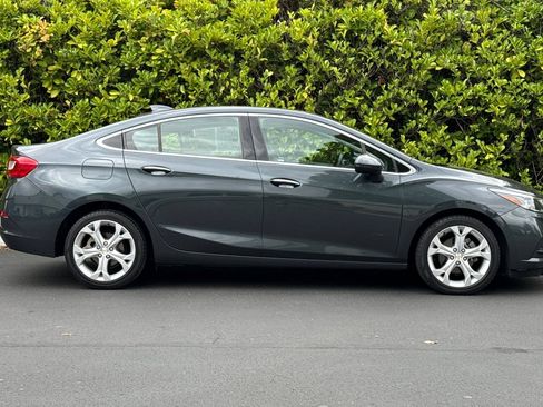 Used 2017 Chevrolet Cruze Premier FWD image 3