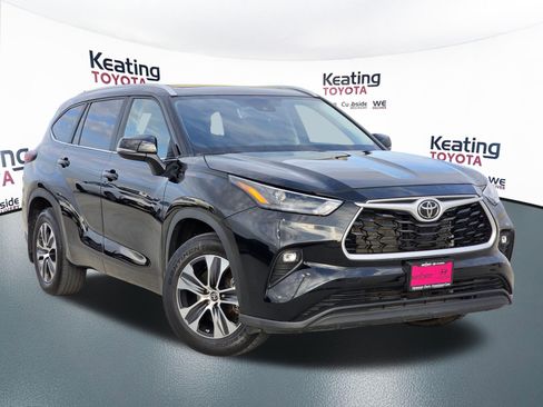 Used 2024 Toyota Highlander XLE FWD image 3