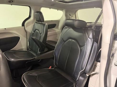 Used 2021 Chrysler Pacifica Limited image 15