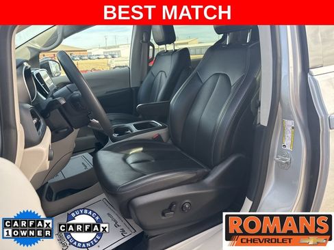 Used 2024 Chrysler Pacifica Touring-L FWD image 12
