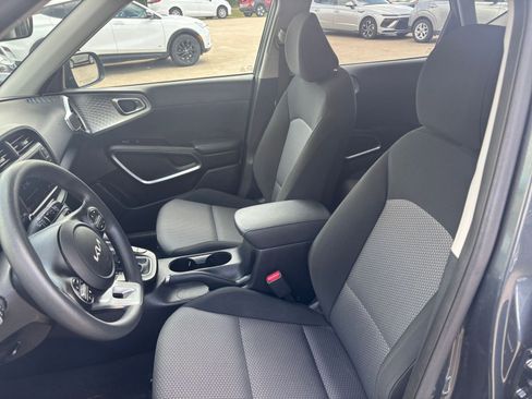 Used 2025 Kia Soul LX w/ LX Technology Package image 24