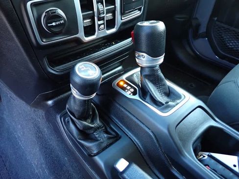 Used 2018 Jeep Wrangler Unlimited Sport S image 14