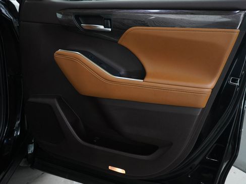 Used 2021 Toyota Highlander Platinum image 11