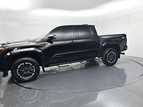 Used 2025 Toyota Tacoma TRD Sport w/ TRD Sport Upgrade Package AWD/4WD image 4