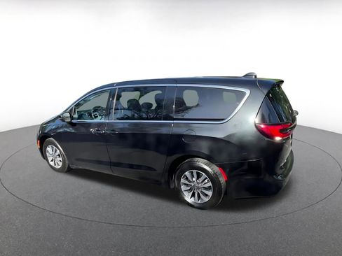 Used 2023 Chrysler Pacifica Touring-L FWD image 10