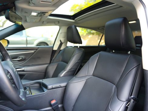 Used 2024 Lexus ES 300h w/ Premium Package image 8