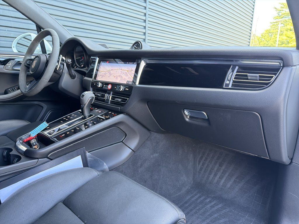 Certified 2026 Porsche Macan AWD/4WD image 8