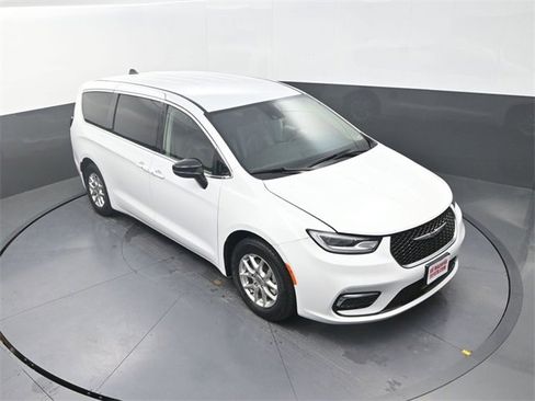 Used 2024 Chrysler Pacifica Touring-L image 17