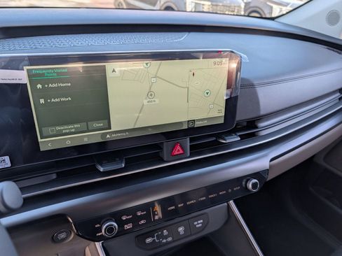 Used 2026 Kia Carnival image 3